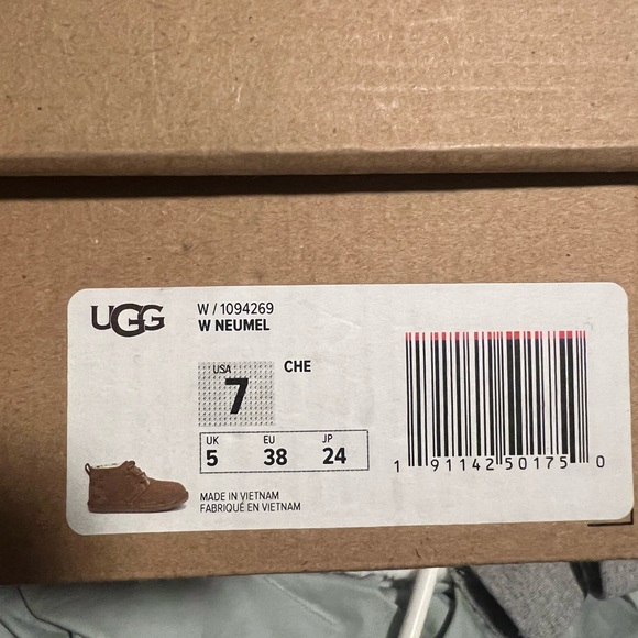Uggs - Picture 2 of 4